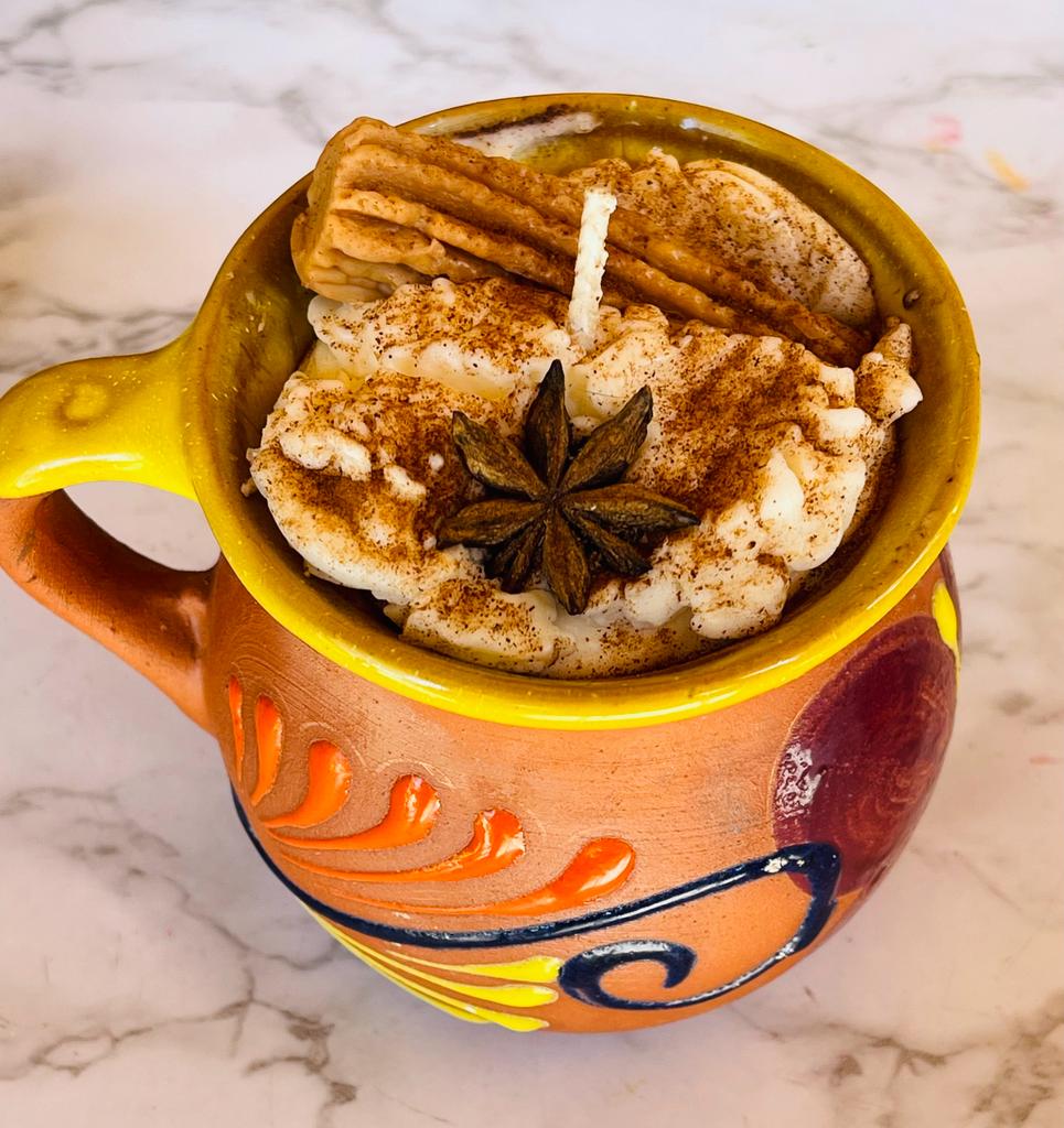 Tacita “amarilla” con mariposa morada! Crema con churro🤎