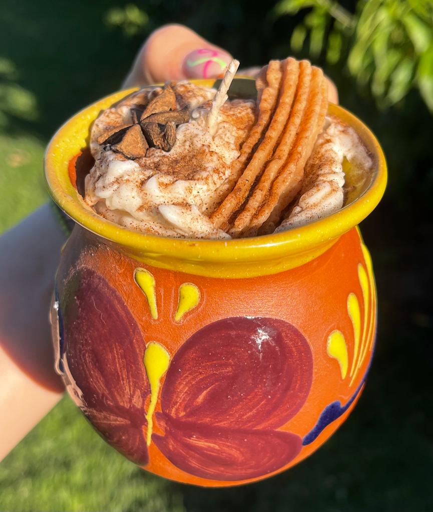 Tacita “amarilla” con mariposa morada! Crema con churro🤎