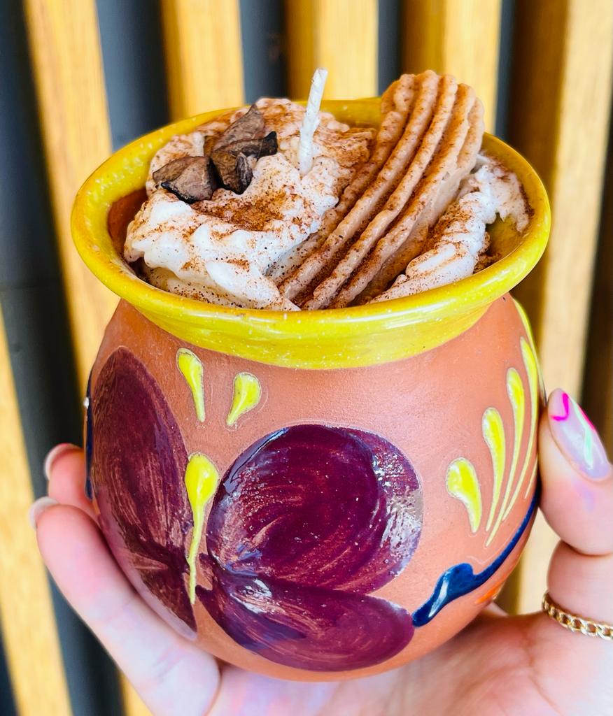 Tacita “amarilla” con mariposa morada! Crema con churro🤎